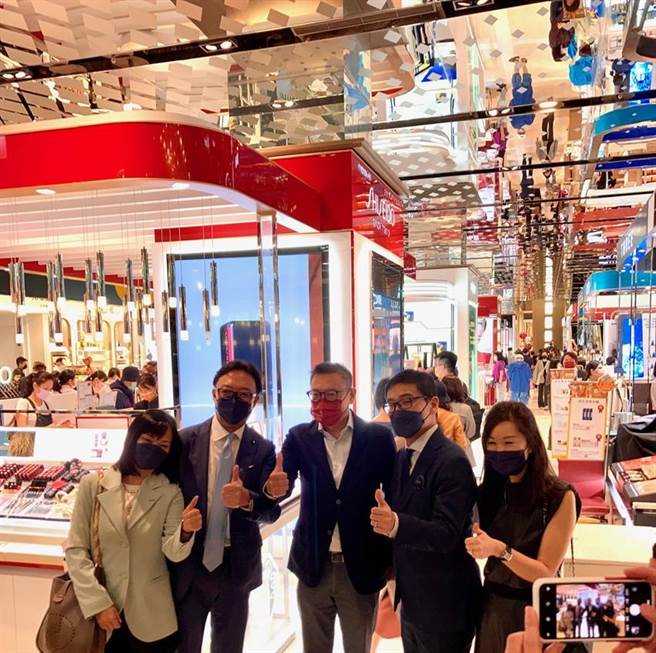 新光三越副董兼總經理吳昕陽一早為信義區周年慶打氣／圖／李麗滿