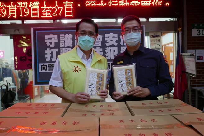 立委江永昌与新北市人权道德推广协会理事长洪柏煌等人20日拜访新北市中和警分局，并致赠300公斤白米做为分局同仁伙食使用，物资由分局长李建广代表接受。（江永昌服务处提供）