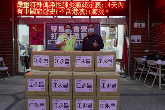 立委江永昌与新北市人权道德推广协会理事长洪柏煌等人20日拜访新北市中和警分局，并致赠300公斤白米做为分局同仁伙食使用，物资由分局长李建广代表接受。（江永昌服务处提供）