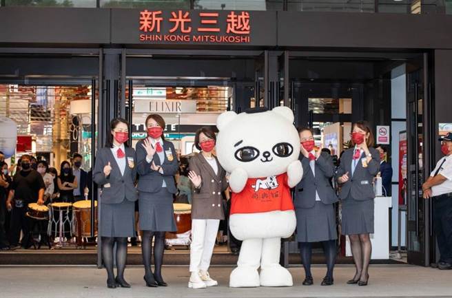 新光三越营业本部长暨信义营业处处长曹美虹（中）与爽爽猫，带领新光三越台北信义新天地A4店长陈碧娟（左起）、A9店长郑宇书、A8店长古菊萍、A11店长庄春娥一起为周年庆开打造势。（石智中摄）
