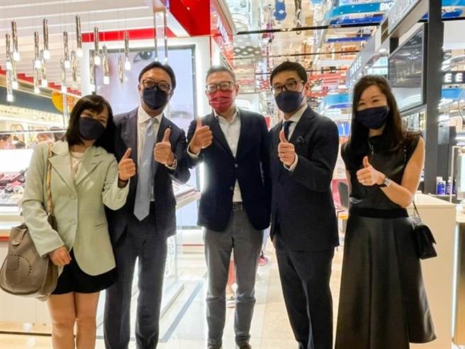 新光三越副董事长兼总经理吴昕阳（中）在新光三越台北信义新天地A8为美妆品牌打气。（石智中摄）