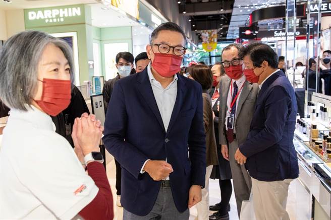 新光三越副董事长兼总经理吴昕阳（中）在新光三越台北信义新天地A8为美妆品牌打气。（石智中摄）