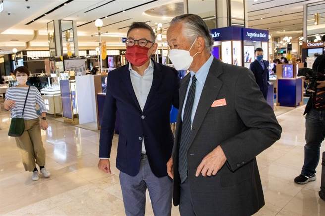 新光三越副董事长兼总经理吴昕阳（左）在新光三越台北信义新天地A8为美妆品牌打气。（石智中摄）