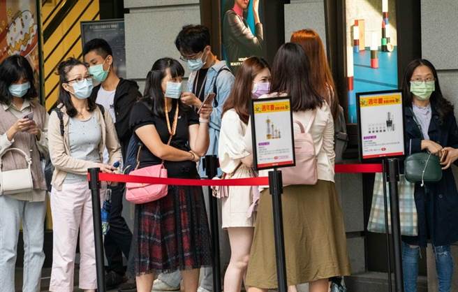 新光三越台北信义新天地周年庆客人回流，排队买美妆、买家电、挑手机。（石智中摄）