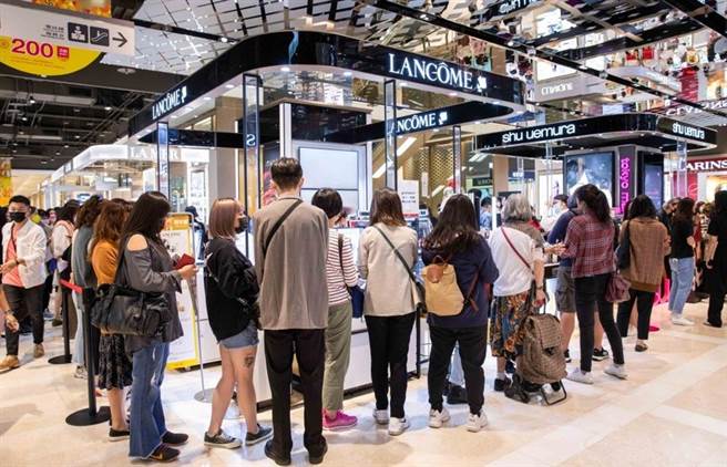 新光三越台北信义新天地周年庆客人回流，排队买美妆（图）、买家电、挑手机。（石智中摄）