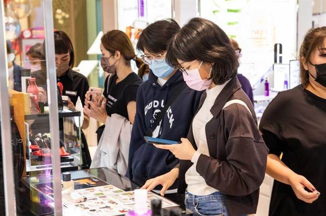 新光三越台北信义新天地周年庆客人回流，排队买美妆（图）、买家电、挑手机。（石智中摄）