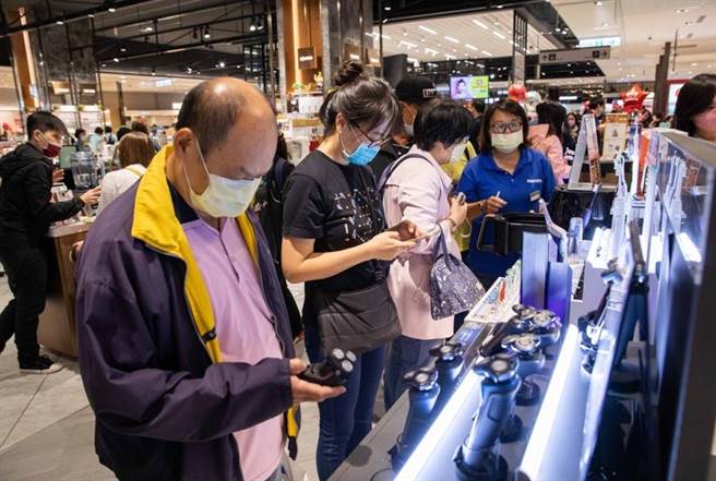 新光三越台北信义新天地周年庆客人回流，排队买美妆、买家电（图）、挑手机。（石智中摄）