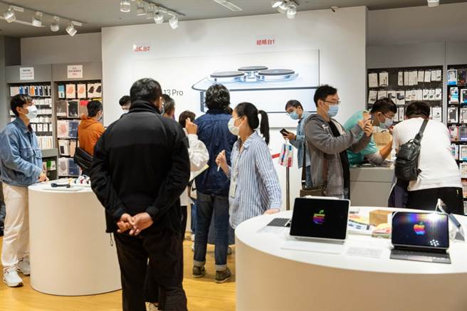 新光三越台北信义新天地周年庆客人回流，排队买美妆、买家电、挑手机（图）。（石智中摄）