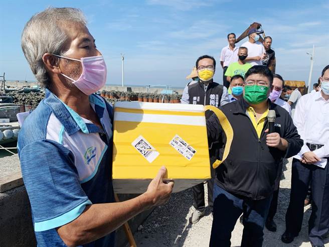 戴姓蚵农拿着保丽龙箱，指控有大陆蚵进到越南洗产地，再以越南蚵身分进到台湾，要求政府正视。（吕妍庭摄）