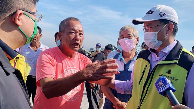蚵农针对越南蚵抢市，衝击本土牡蛎产业，向农委会主委陈吉仲大吐苦水。（吕妍庭摄）