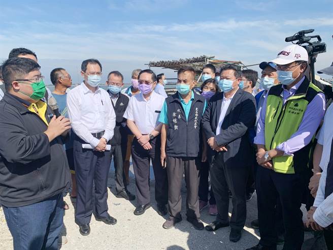 立委蔡易余今以经济委员会名义，邀农委会主委陈吉仲、渔业署长张致盛等人到东石网寮、白水湖渔港实地会勘。（吕妍庭摄）