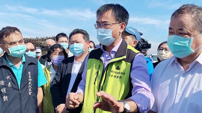 农委会主委陈吉仲说，面对洗产地问题，会与食药署讨论，做好牡蛎产地、来源国标示，只要清楚标示，相信台湾牡蛎都会获得消费者支持。（吕妍庭摄）