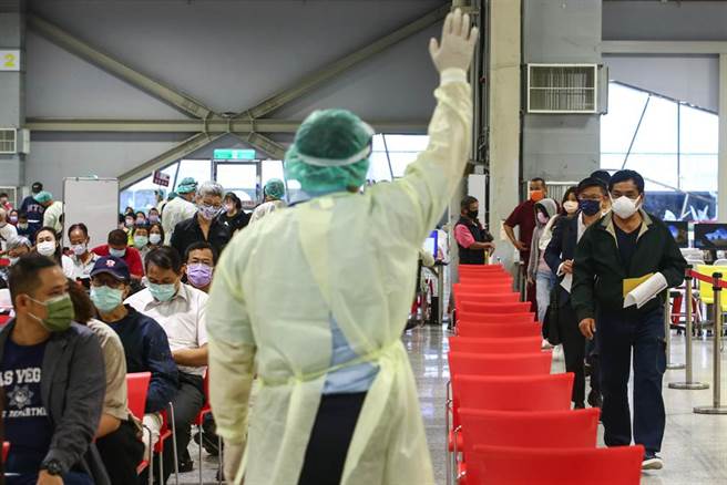 民眾前往花博接种站注射疫苗，21日开放预约默德纳及AZ两种疫苗，共有3千多位民眾预约。卫福部长陈时中21日透露，疫苗混打将于第13期进行开放，部分第一剂接种AZ疫苗、时间超过10周的民眾，第二剂疫苗可能有机会接种BNT疫苗。（邓博仁摄）