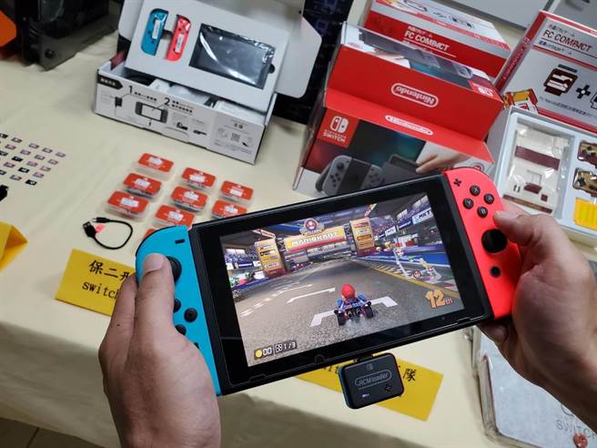 林姓手机行家2年前破解任天堂Switch游戏主机系统，下载盗版游戏，因影像清晰，创下2年狠捞上千万的侵权不法收入。（保二总队警方提供／石秀华高雄传真）