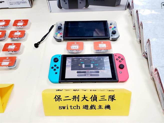 警方在林嫌住处查扣Switch主机等物。（保二总队警方提供／石秀华高雄传真）