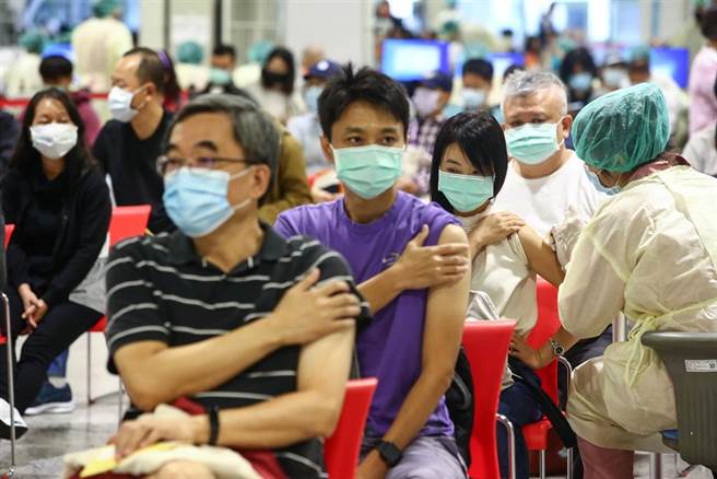 民眾前往花博接种站注射疫苗，21日开放预约默德纳及AZ两种疫苗，共有3千多位民眾预约。卫福部长陈时中21日透露，疫苗混打将于第13期进行开放，部分第一剂接种AZ疫苗、时间超过10周的民眾，第二剂疫苗可能有机会接种BNT疫苗。（邓博仁摄）
