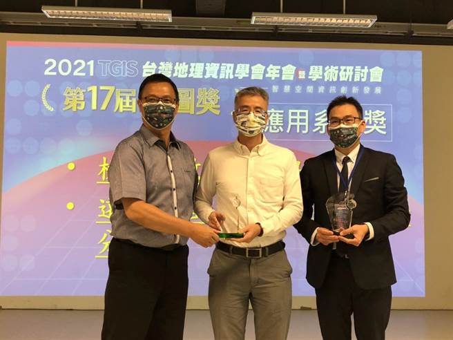 逢甲大學建設學院院長周天穎（左）桃園水務局副局長李金靖（中）、遠傳企業暨國際事業群業務資深協理邱建華（右）。（遠傳提供）
