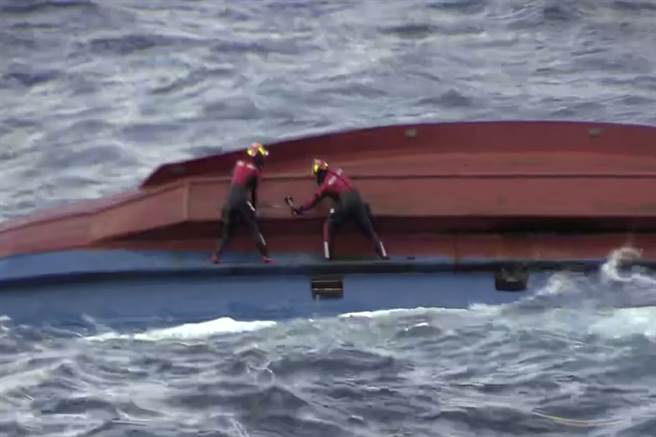 韩国海洋警察厅与日本海上保安本部等单位投入搜救。(图／美联社)