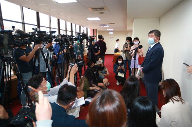 卫福部长陈时中（右）21日到立法院报告前受访针对疫苗混打，陈时中表示「第一个当然要看到货情况，相信下个月有机会」。（陈信翰摄）