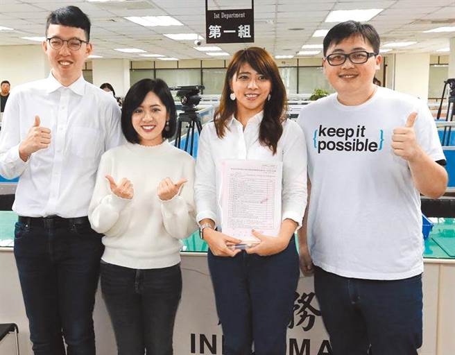 北市府副发言人「学姐」黄瀞莹（左二）、民眾党立委邱臣远办公室主任陈思宇（右二），是民眾党北市士林、北投区的议员初选人选。（本报资料照片）