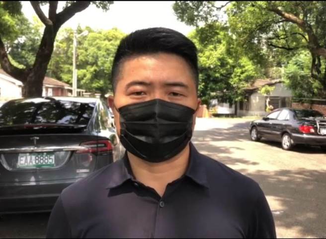 台灣基進立委陳柏惟罷免案進入倒數2天，罷免志工顏寬恒今天在臉書po出一張剛出爐的良民證，並邀請陳柏惟不久的將來，可以一起參加Uber Eats或foodpanda 去送餐給選區弱勢民眾。（顏寬恒服務處提供／陳淑娥台中傳真）