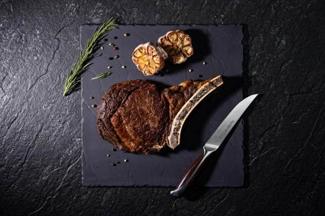 （高鐵假期「饗宴之旅」豐富行入住台北晶華酒店行程，並可體驗米其林級美食「A Cut牛排」。圖／台北國賓大飯店授權提供）