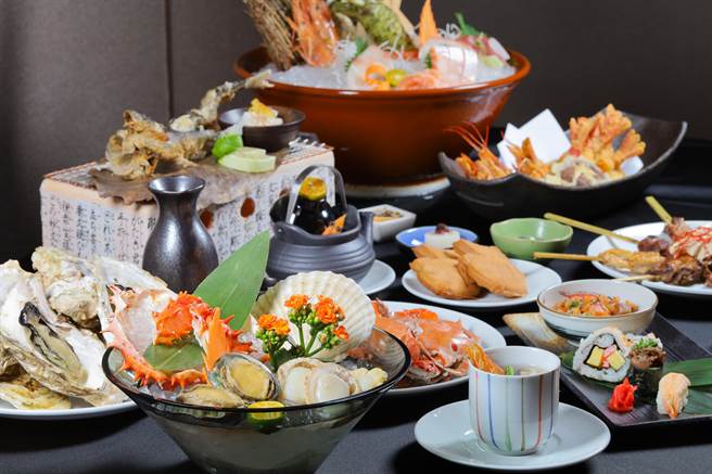 高雄万豪酒店也拥有10家不同口味、风格餐厅，多元丰富餐饮风格备受消费者青睐，只要在馆内餐饮消费满5000元，并使用一本振兴券或现金支付，将加赠9折优惠券。图为京享自助餐厅。（高雄万豪提供）