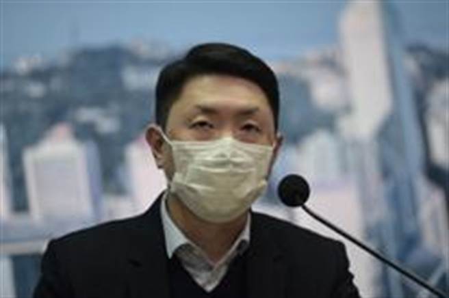 香港疫苗顾问专家委员会成员、香港大学内科学系临床教授孔繁毅。（中新社）