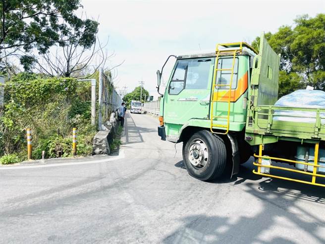 后里區舊社路跨越國道1號橋梁老舊且車流量漸多，地方居民爭取拓寬改建。（陳淑娥攝）