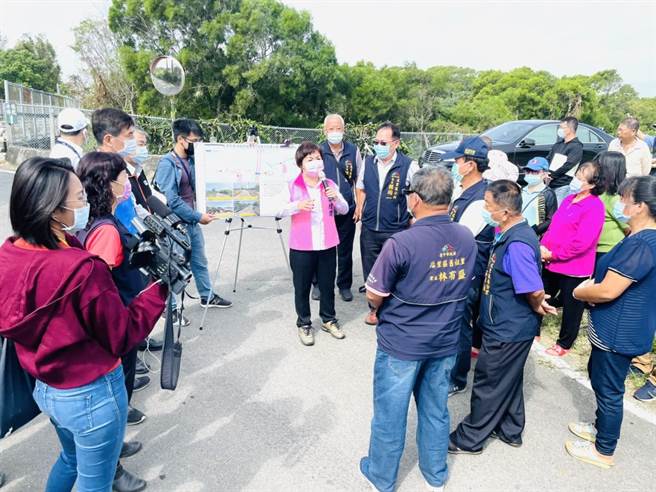 后里區舊社路跨越國道1號橋梁老舊且車流量漸多，立委楊瓊瓔前往會勘。（陳淑娥攝）