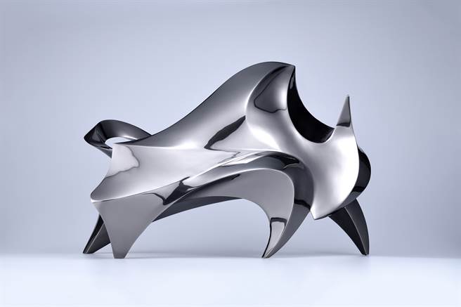 蔡育田新作《金牛奔腾》，其牛的意象承载着祖先与土地拼搏的记忆，藉由抽象且有速度感的线条，转译土地孕育万物的伟大能量，重新唤醒人类与土地的情感连结。(大河美术提供)