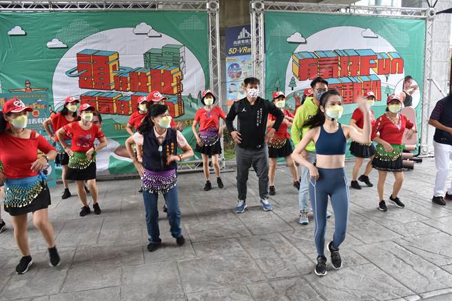 有氧女神蔡宜君带领头份市长罗雪珠、头份市里长、民代等一起体验有氧舞蹈。（谢明俊摄）