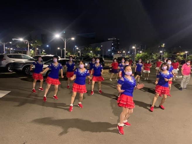 头份市合兴里婆婆妈妈们利用夜间跳广场舞来健身。（翻摄自合兴里社区粉丝团／谢明俊苗栗传真）