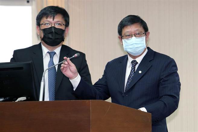 环保署长张子敬（右）21日在立法院表示，第一次环评专案小组的委员审查，有很多问题要厘清，是很正常的过程；经济部次长曾文生（左）则指出，备受全国瞩目的案件若送专案小组一次就通过才是异常。（黄世麒摄）
