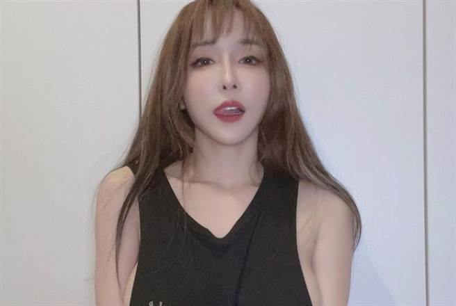 雪碧外表艷丽，还拥有火辣身材。(图/翻摄自雪碧IG)