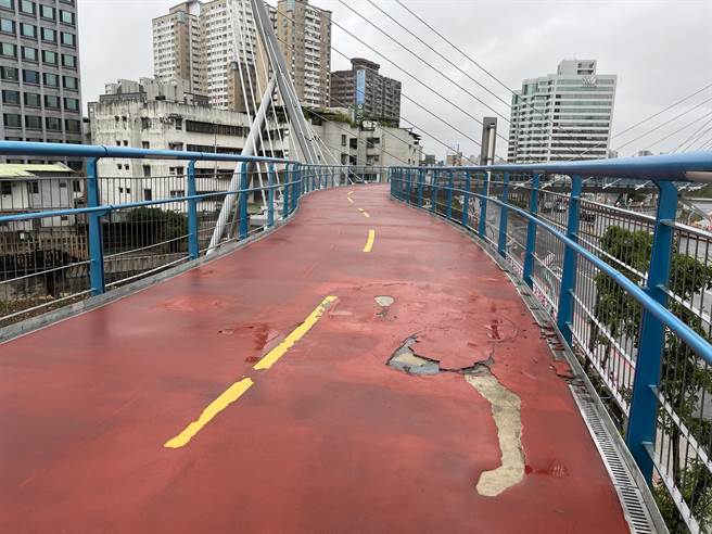 桃园南崁溪印象大桥自行车ＰＵ跑道坑坑疤疤。（陈梦茹摄）