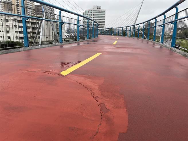 南崁溪印象大桥铺设ＰＵ跑道，民眾停下自行车拍照打卡易刮坏跑道，导致渗水、剥落等状况。（陈梦茹摄）