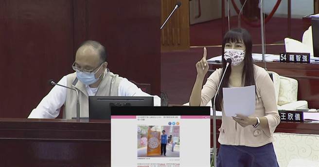 北市美女议员阙枚莎（右）21日质询。（摘自北市议会直播／张颖齐台北传真）