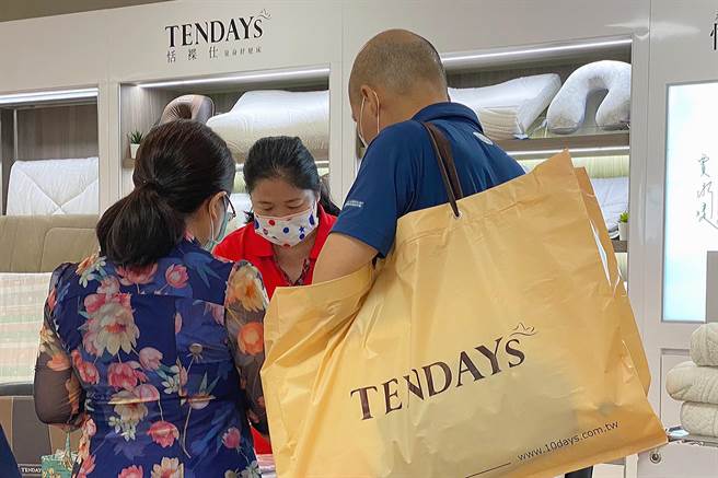 远百桃园周庆遇到降温，不少消费者补货寝具和家电。（远百提供）