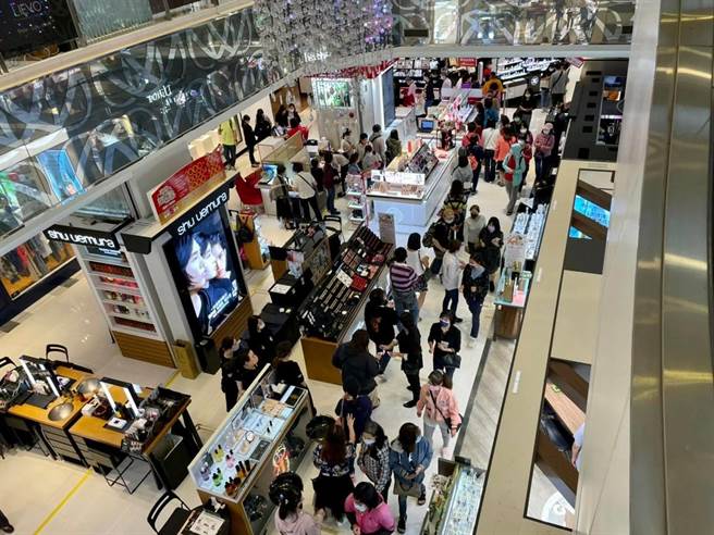 新竹大远百周庆在纸本五倍券加持下，业绩突破预期。（远百提供）