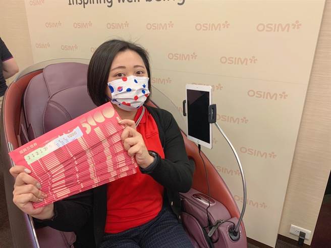 远百花莲周庆有消费者集结五倍券，购买OSIM按摩椅。（远百提供）