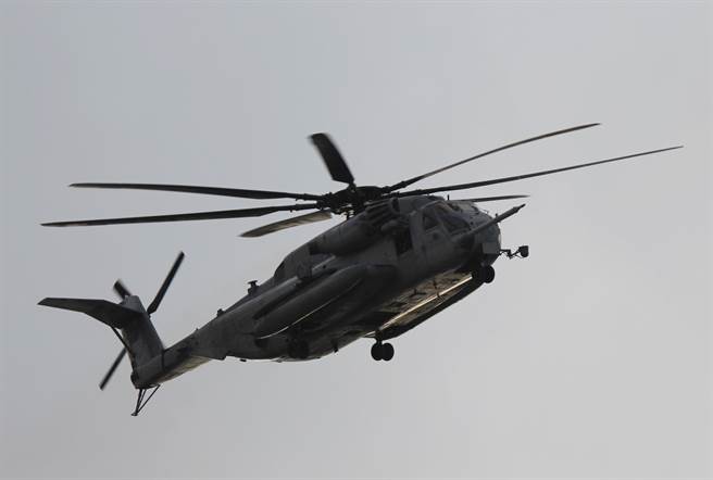 驻冲绳美军陆战队21日表示，昨晚疑因飞控系统问题紧急迫降冲绳县粟国岛的CH-53E「超级种马」运输直升机，已飞返冲绳县宜野湾市的普天间机场。(图／中央社)
