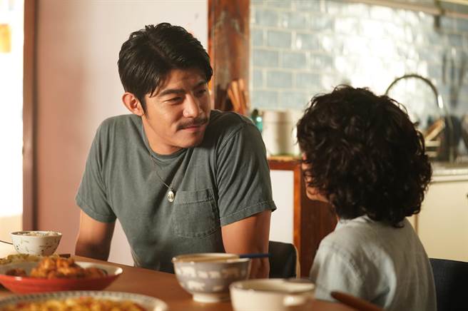 王柏杰（左）与白润音对戏。（Netflix提供）