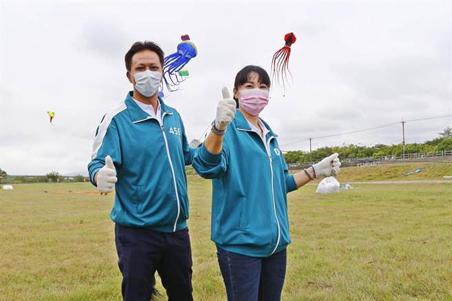 苗栗市長邱鎮軍與市代會主席楊喬安歡迎大家一同來風箏節賞玩風箏。（謝明俊攝）