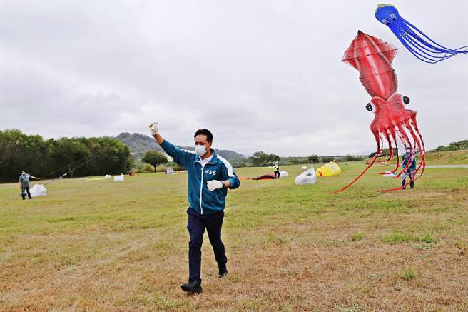 苗栗市長邱鎮軍試放時下最動的魷魚風箏。（謝明俊攝）