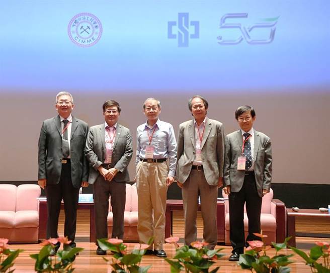 （钢铁产业挑战与契机论坛，邀请金属中心执行长林秋丰(左一)、学会理事长黄肇瑞(左二)、中钢总经理王锡钦(左三)等人合影。图／中钢提供） 