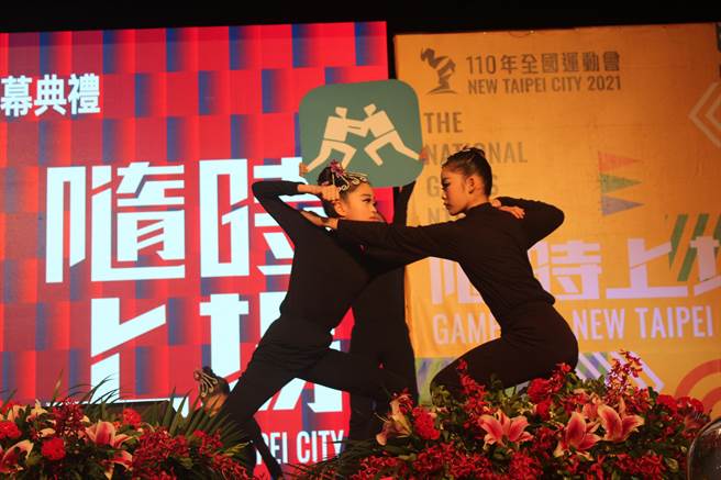 接棒下屆全運會的台南，記者會上仿東奧開幕的「超級變變變」演出，表演者以肢體動作搭配道具，展現全運會運動項目圖示。（陳慰慈攝）