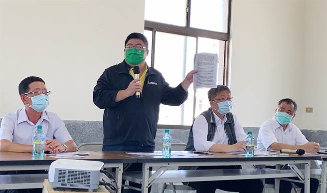 立委蔡易余却爆料云林县、嘉义县皆有地主检举，有渔电共生业者将营建废弃物混入渔电共生基础工程，恐破坏土地，比绿能蟑螂还要可恶。（吕妍庭摄）