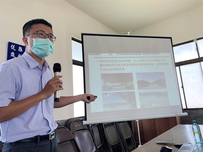 立委蔡易余今安排立法院经济委员会下乡考察，并听取经济部能源局的简报。（吕妍庭摄）