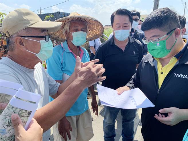 座谈会后，有地主向立委蔡易余陈情，说自家土地疑似也被埋了废弃物。（吕妍庭摄）